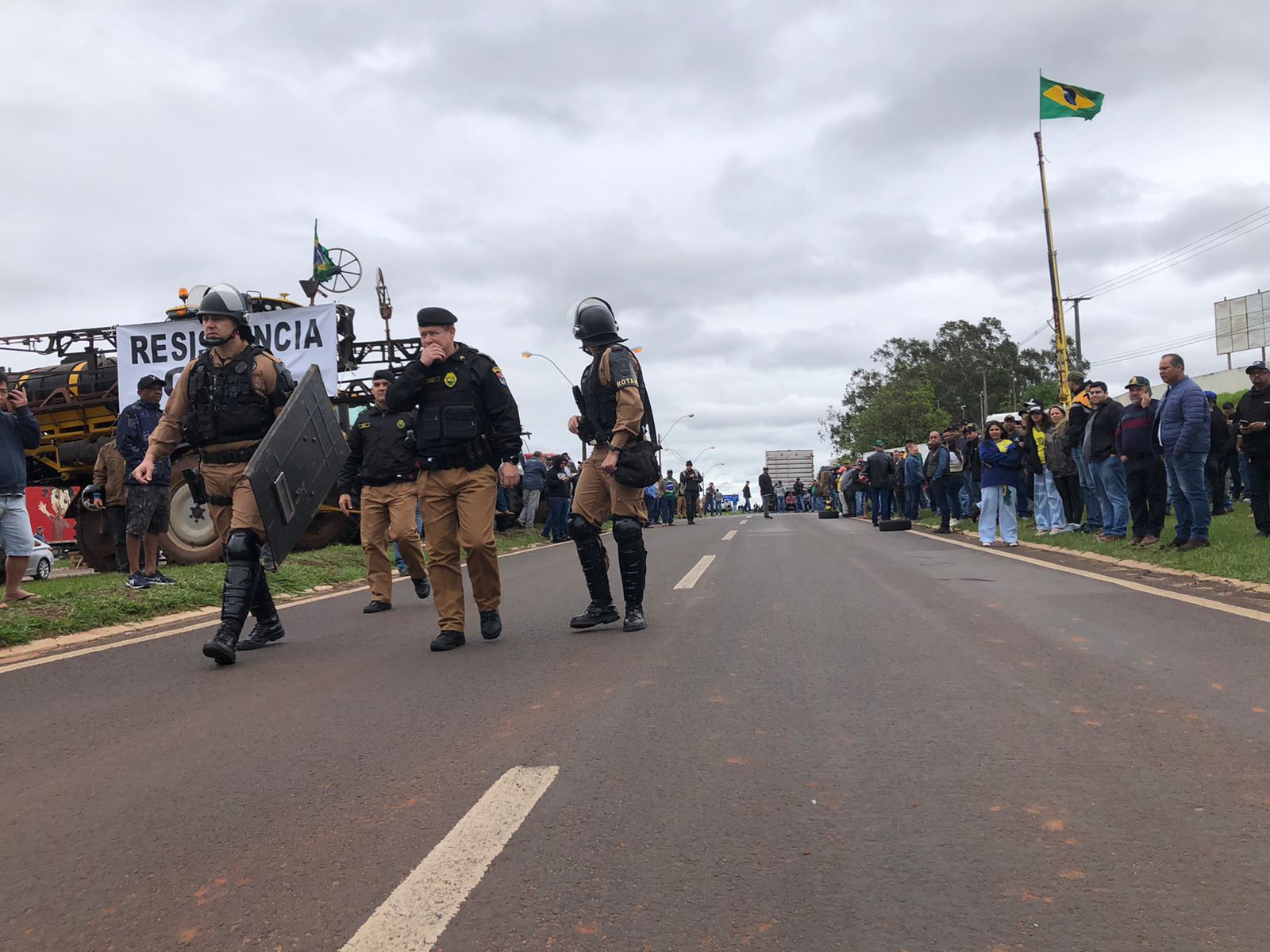 Manifestantes Abrem Passagem Na Pr Mas Protesto Continua Jornal