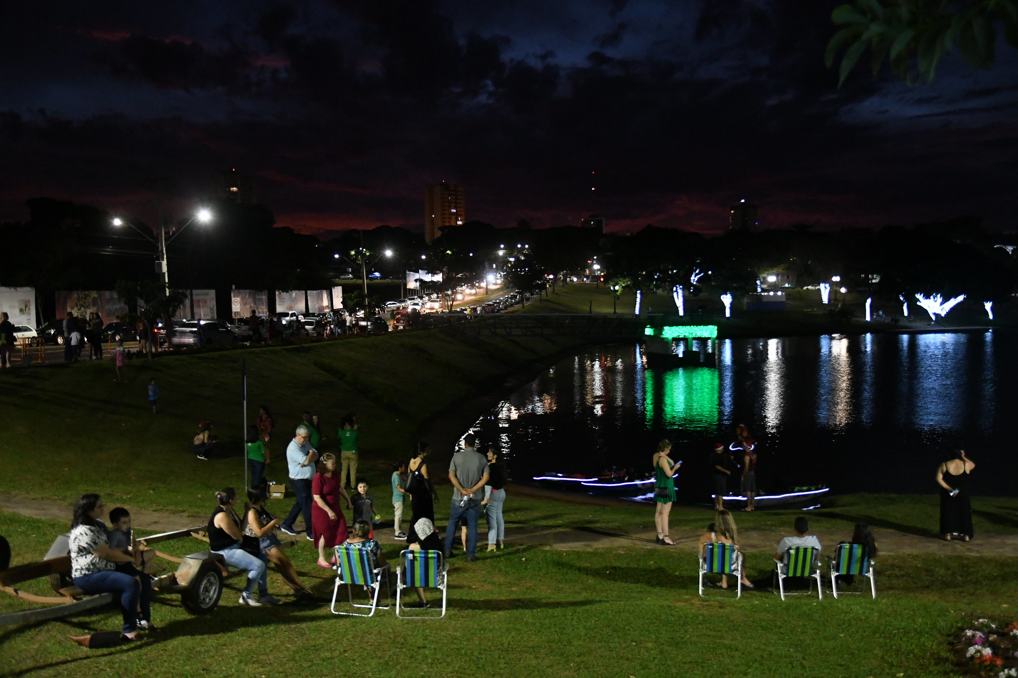 Chegada inédita do Papai Noel no Lago Aratimbó atrai milhares de