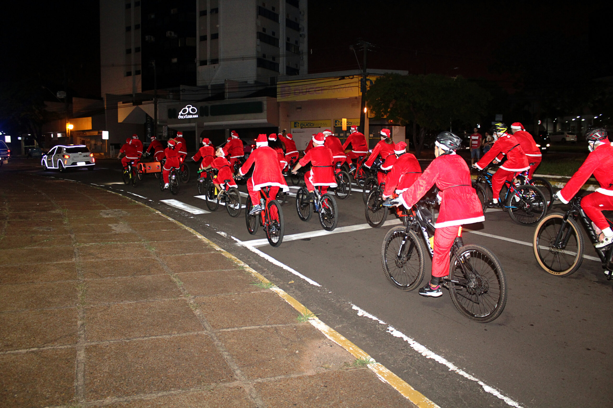 Papais E Mam Es No Is De Bike Abrem Ciclo De Desfiles Do Natal De Luz