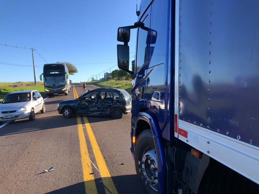 Condutor De Carro Sofre Ferimentos Graves Ap S Ser Atingido Por