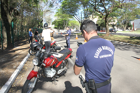 Condutores sem CNH e com veículos  irregulares são flagrados em blitz