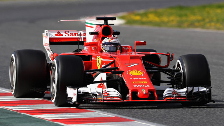 Raikkonen supera Vettel e Hamilton, bate recorde e larga na pole na Itália
