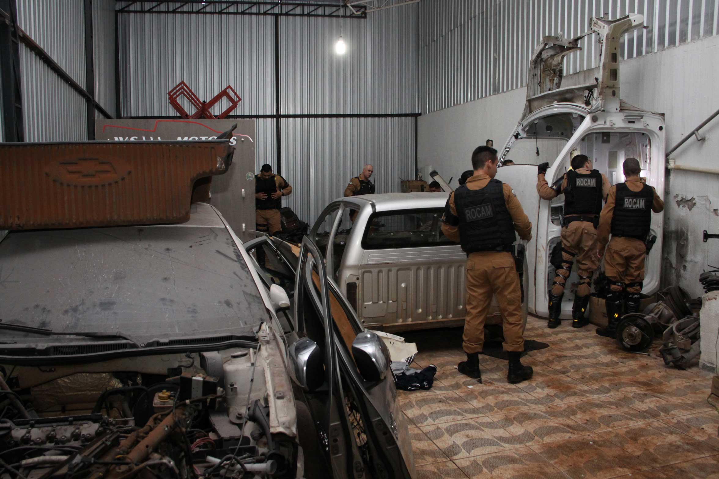 Polícia Militar estoura desmanche de caminhonetes roubadas em Umuarama