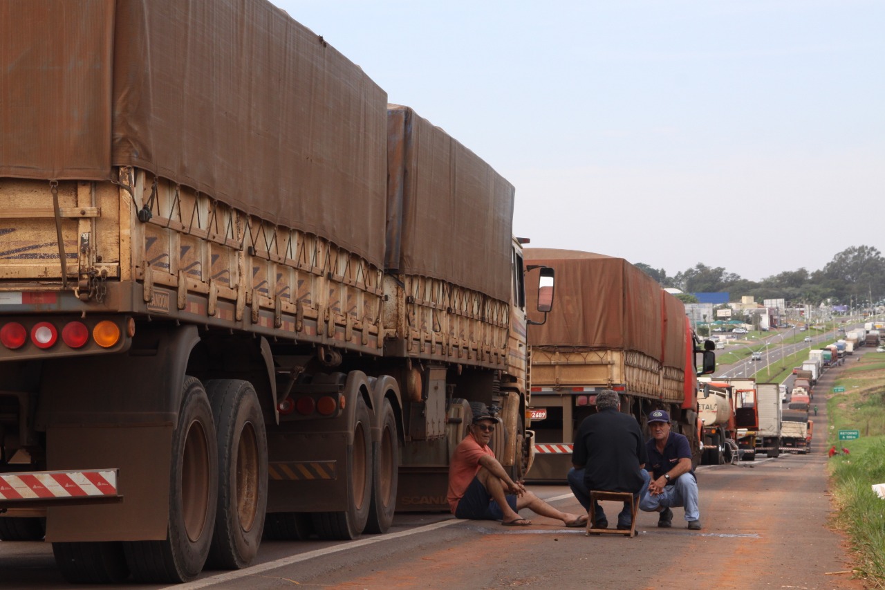 Confederação descarta greve dos caminhoneiros para segunda-feira