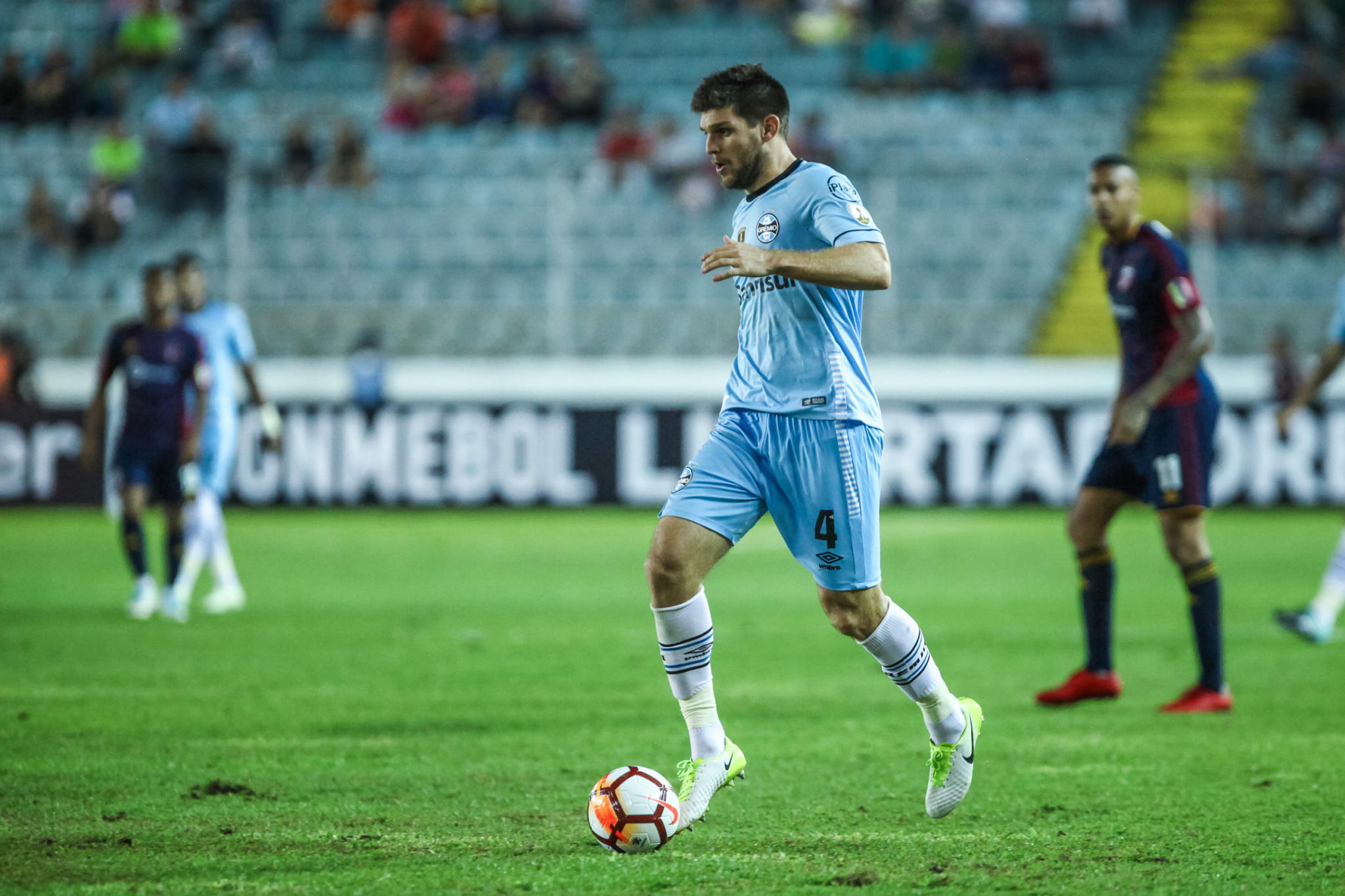 Argentina é convocada para encarar Brasil ainda sem Messi e com Kannemann