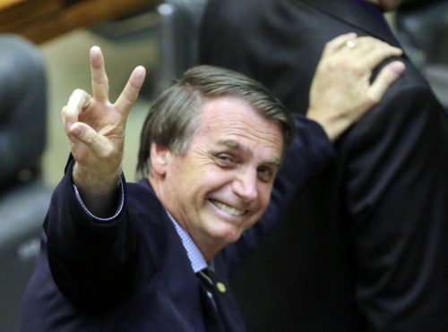 Jornal Ilustrado - Após sofrer agressão, Bolsonaro vai a 26% e quatro empatam em segundo lugar, diz Ibope