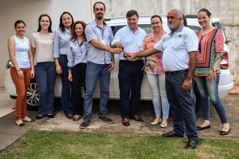 Jornal Ilustrado - Prefeito entrega veículo 0 Km para equipe do CRAS I