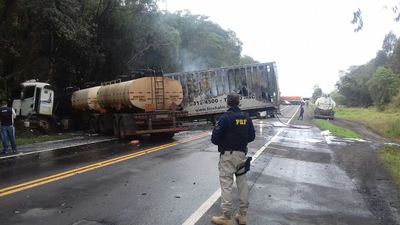 Caminhão pega fogo após colisão frontal na BR-376 em Ortigueira. umuaramense saiu ileso