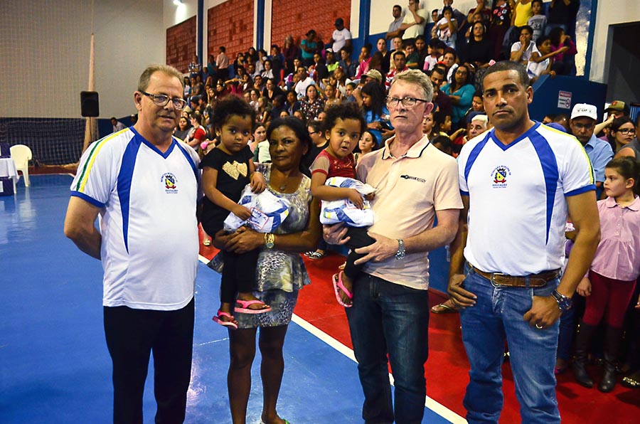 Prefeitura de Ivaté entrega mais de 800 uniformes para alunos da rede municipal