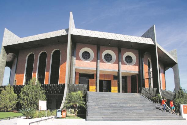 Comunidade católica decide continuar  com missas sem público presente