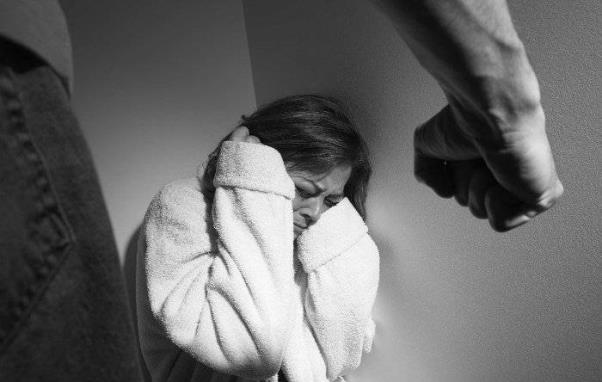 Douradina: mulher se tranca no banheiro com filhos após ameaças de morte de companheiro