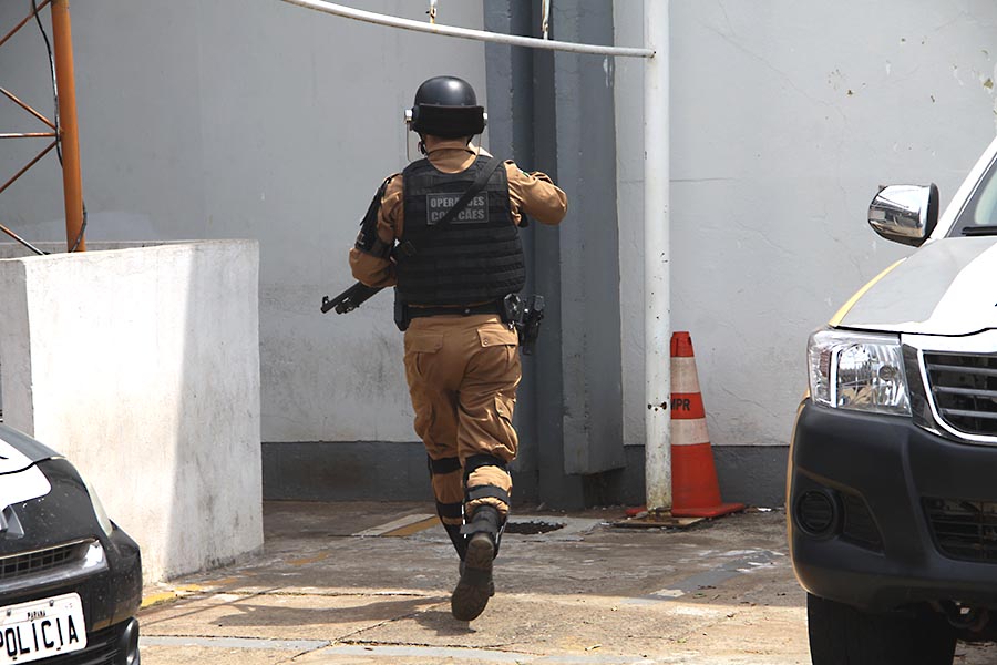 Operação bate grade da Polícia Militar no interior da cadeia de Umuarama