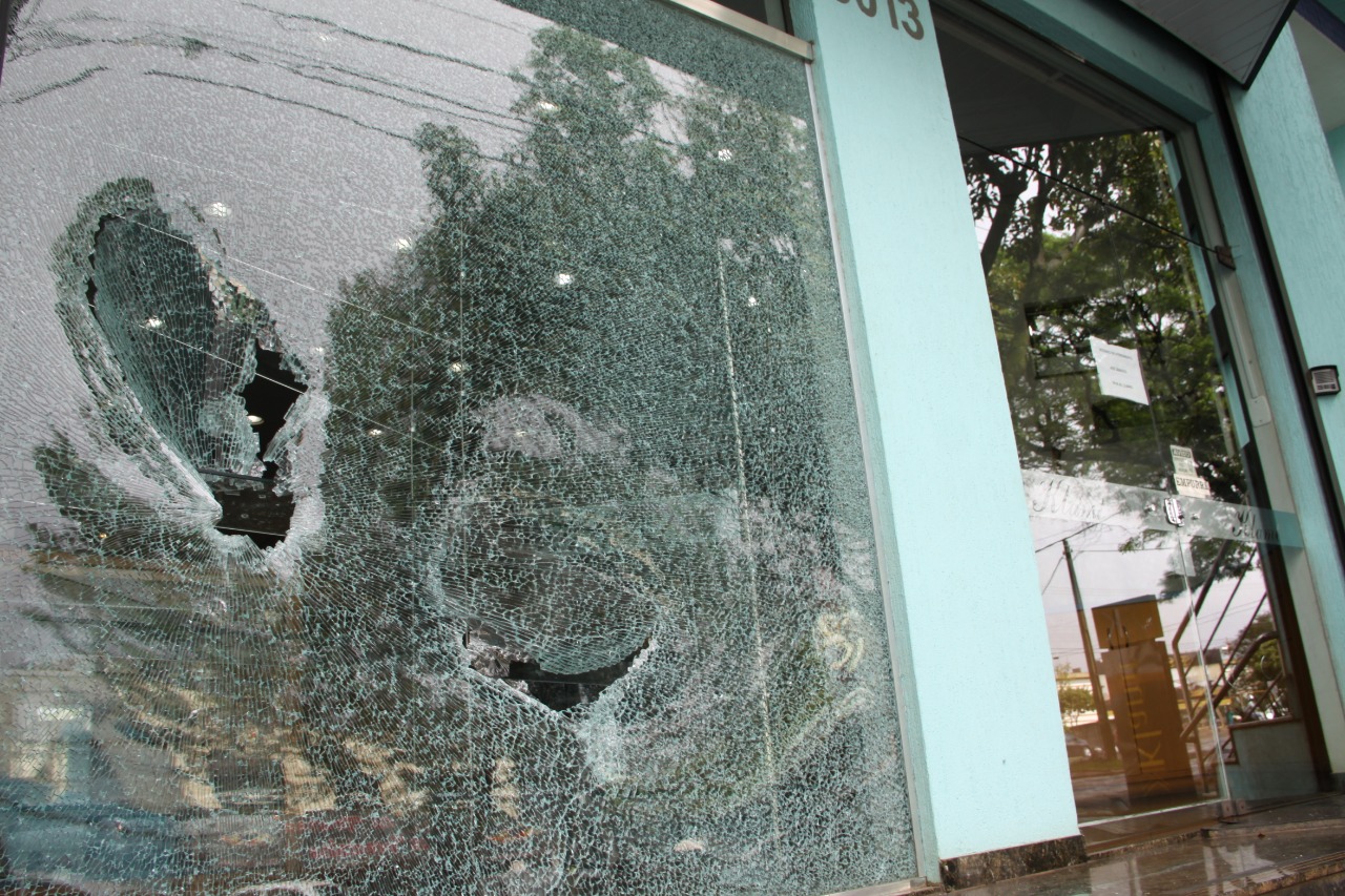PM prende ladrões que quebraram ‘a bala’ vitrine de joalheria