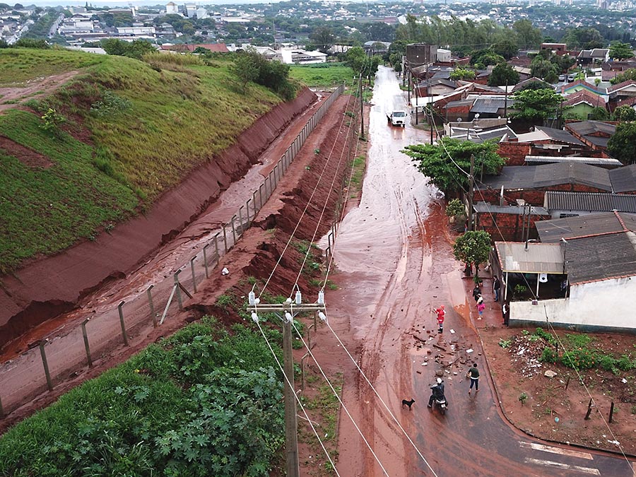 Prefeitura recupera rua atingida por enxurradas