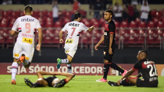 São Paulo bate Vitória, quebra jejum e volta a vencer após seis jogos