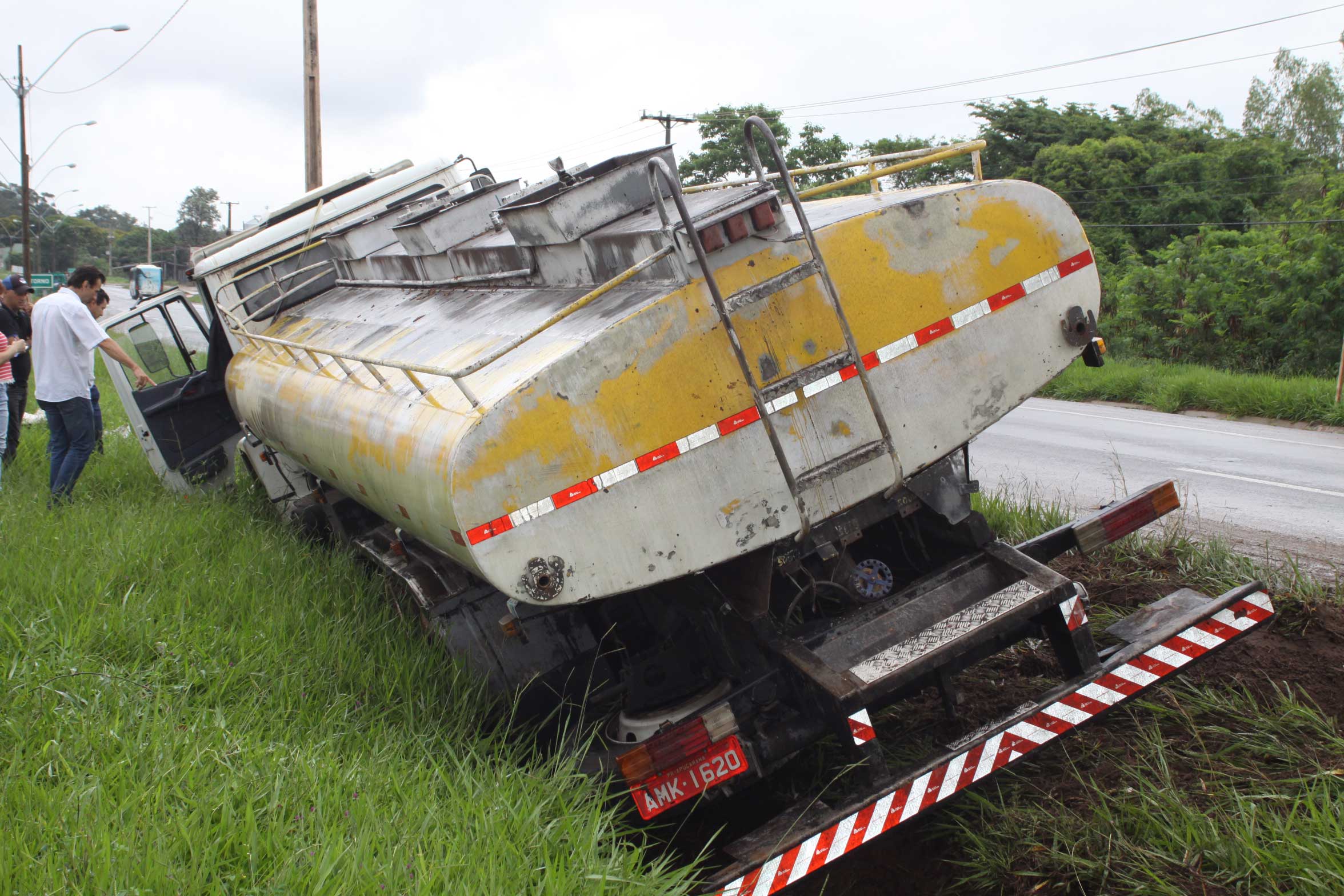 Caminhão é ‘empurrado’ para canaleta na PR-323