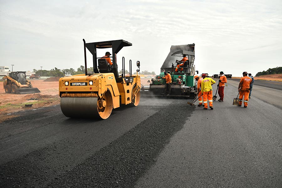 Pista do aeroporto municipal começa a receber recapeamento