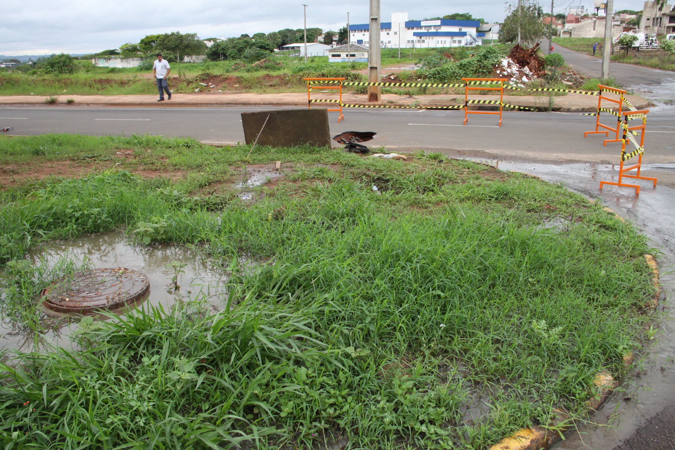 Jornal Ilustrado - Esgoto e buraco no asfalto surgem em frente ao antigo Poliesportivo
