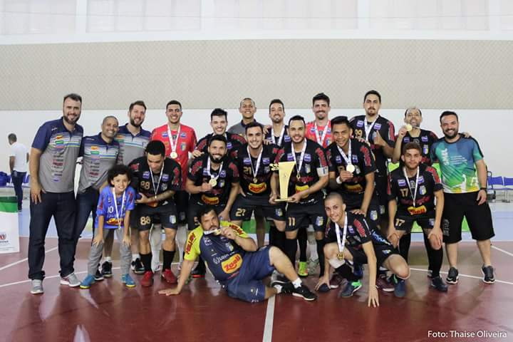 Umuarama Futsal comemora a conquista do título de bicampeão dos JAPs