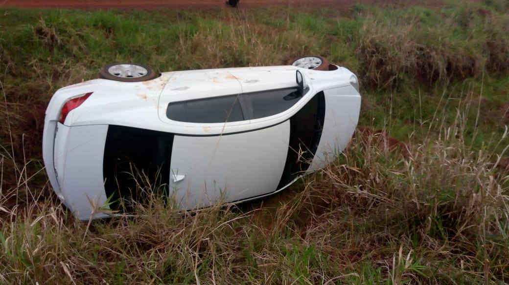 Apos roubar família em Perobal, trio capota carro e esquece celular no local