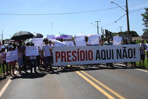 Jornal Ilustrado - Moradores fazem manifestação contra presídio em bairro de Umuarama