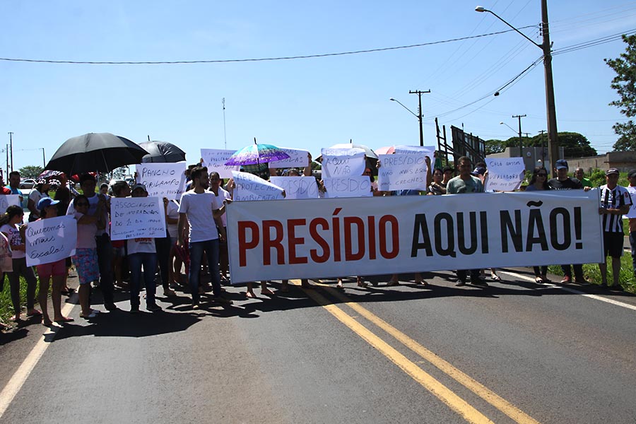 Moradores fazem manifestação contra presídio em bairro de Umuarama