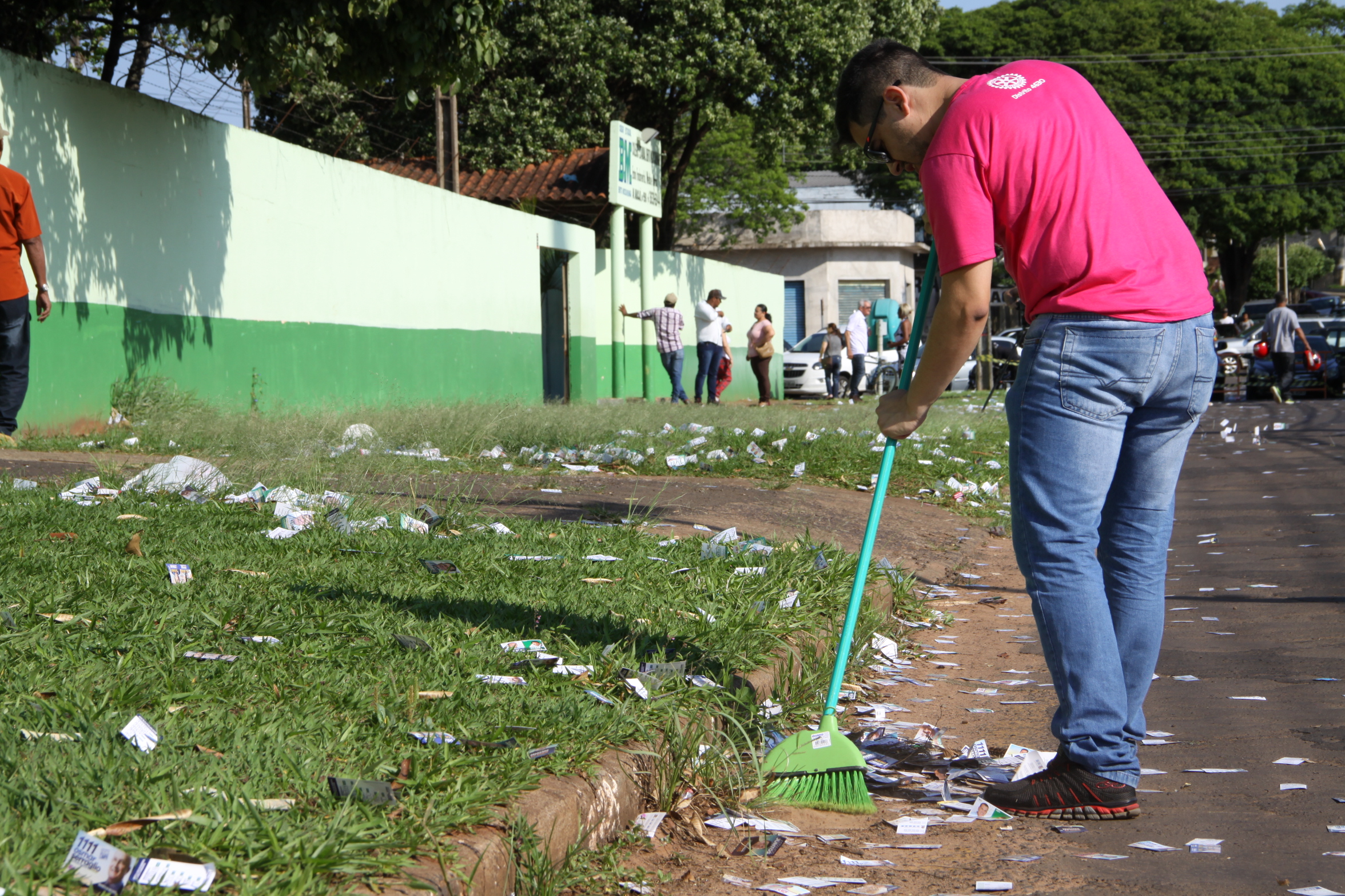 Jovens do Rotary limpam sujeira deixada por cabos eleitorais em Umuarama