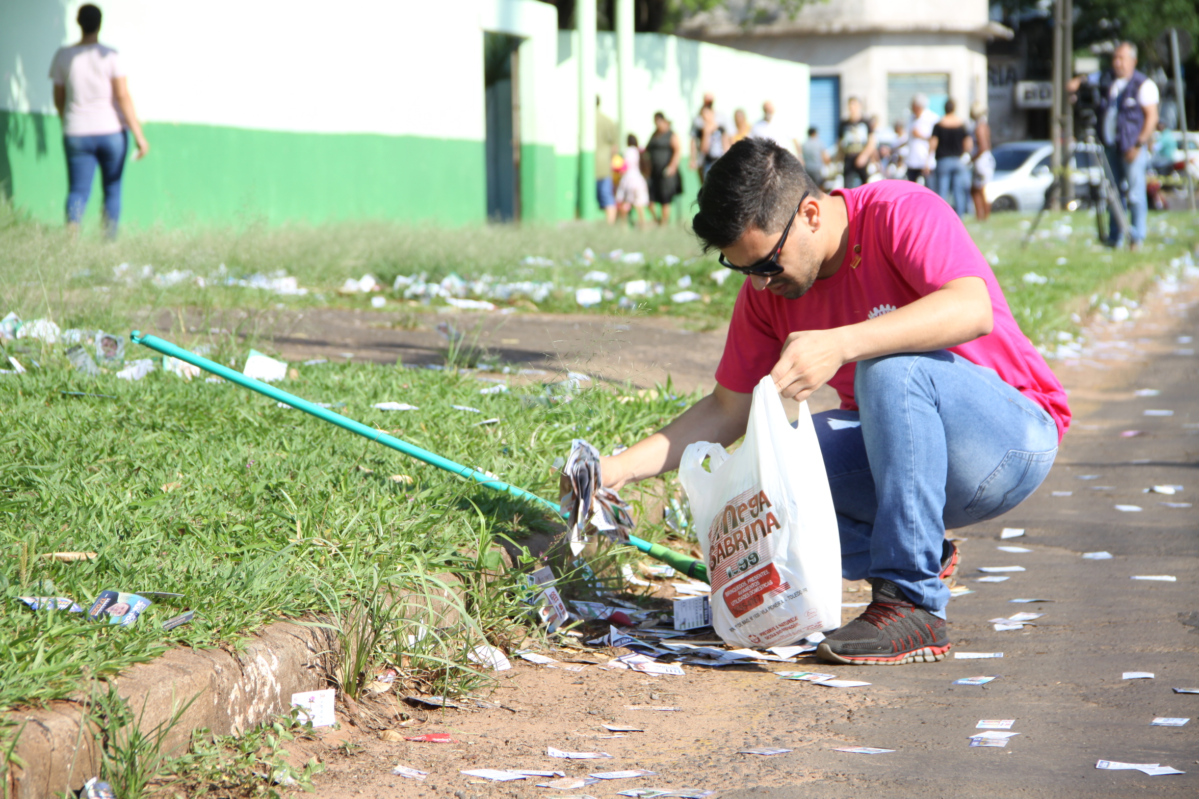 Jornal Ilustrado - Jovens do Rotary limpam sujeira deixada por cabos eleitorais em Umuarama
