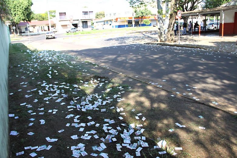 Jornal Ilustrado - PM apreende 80 mil santinhos e dois são detidos em Umuarama