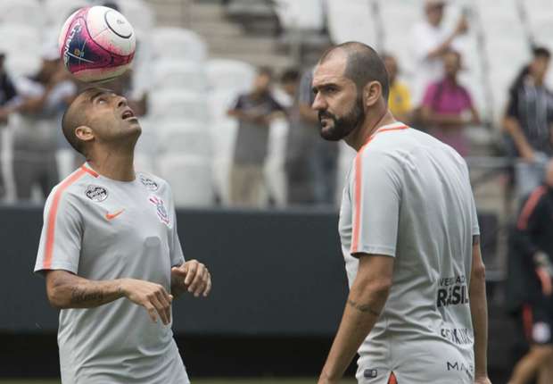 Após glórias, Danilo e Sheik terão adeus discreto no Corinthians