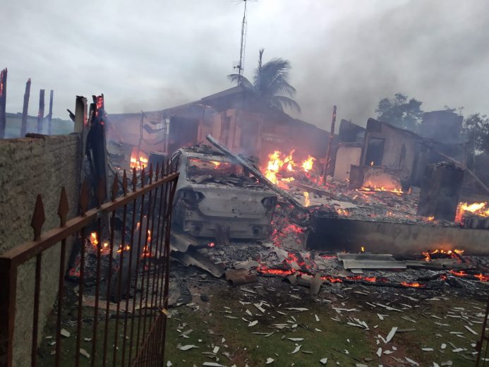 Criminosos queimam casas, carros e fazem disparos em Francisco Alves