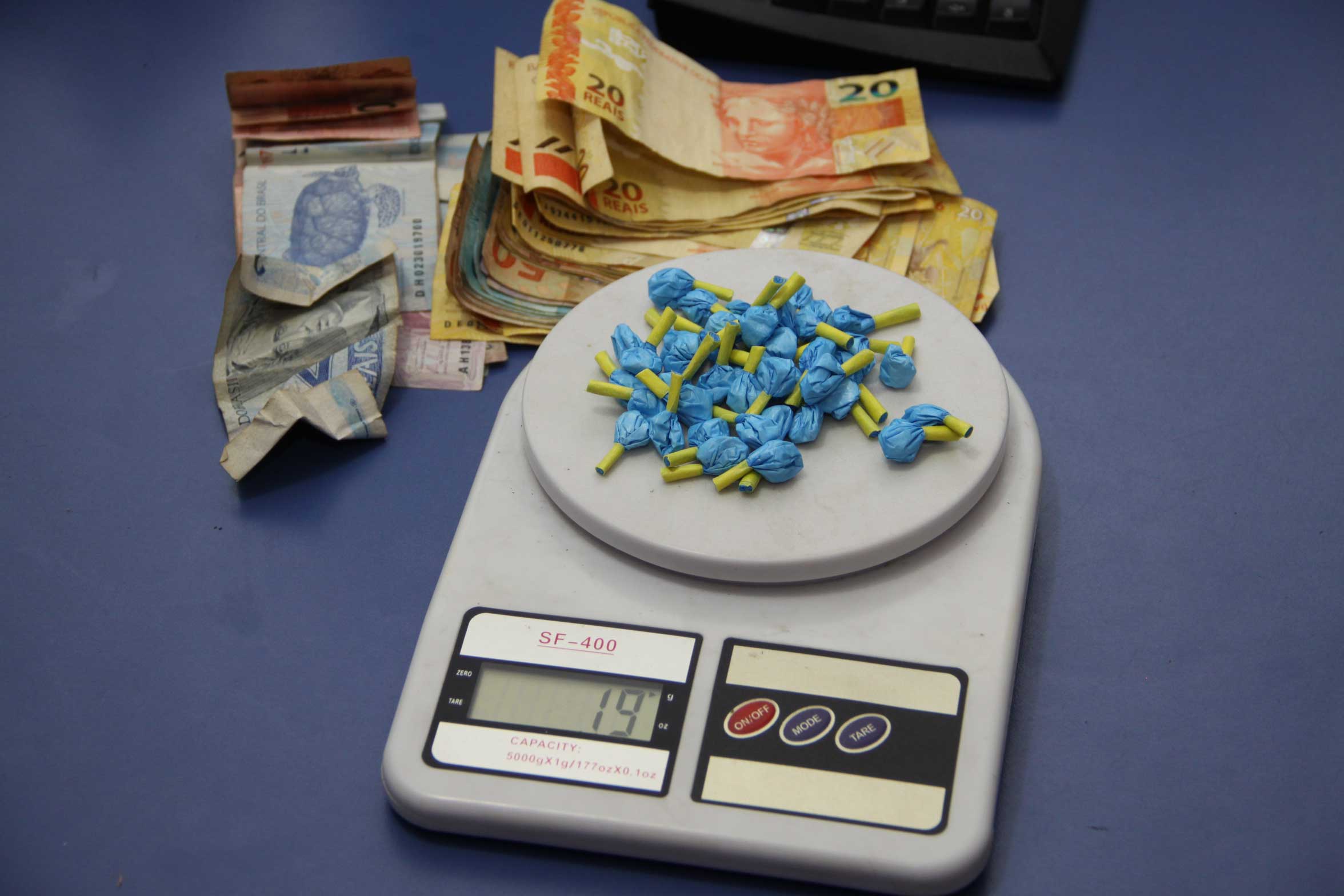 Homem é preso com mais de  R$ 1.400 e 40 buchas de cocaína
