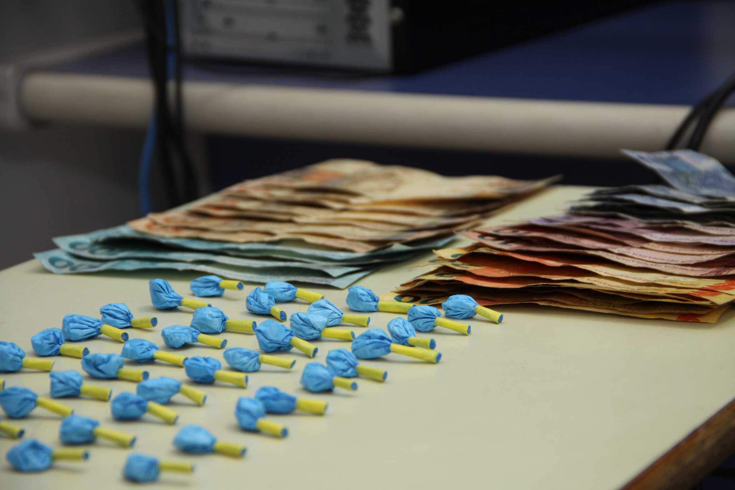 Homem é preso com mais de R$ 1.400 e 40 buchas de cocaína