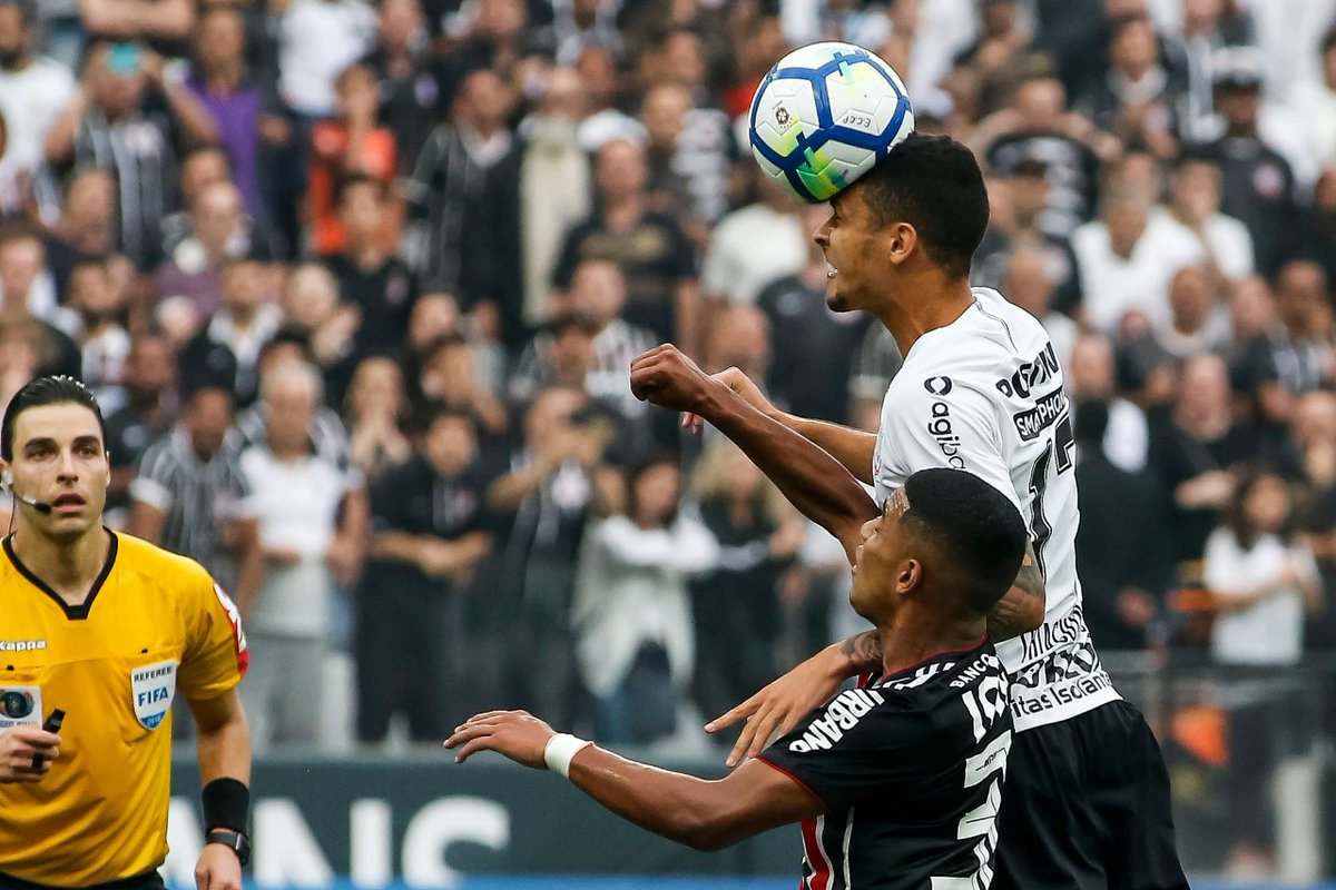 Thiaguinho luta por vaga de titular no Corinthians