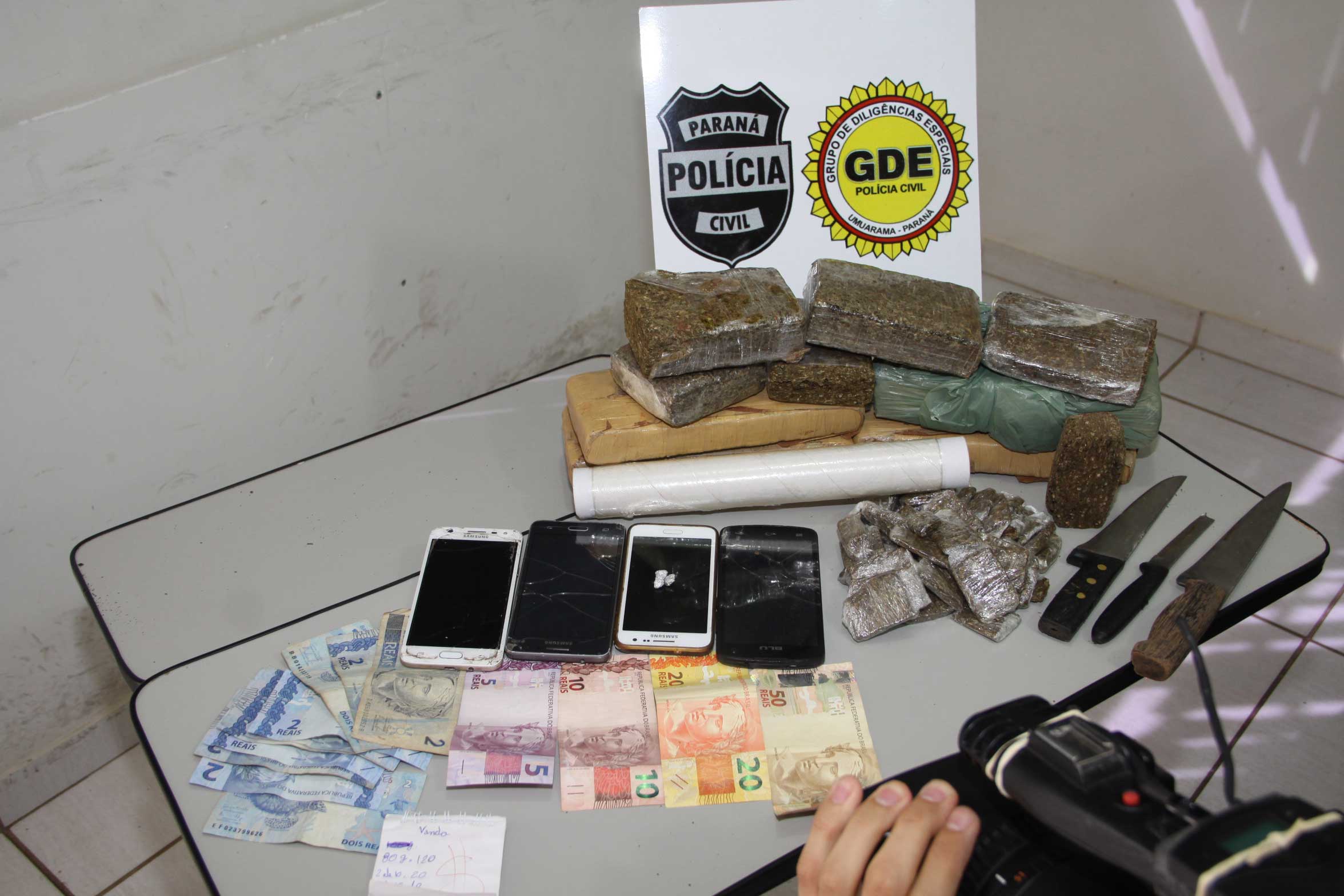 Polícia fecha ‘boca de fumo’ e prende quatro traficantes