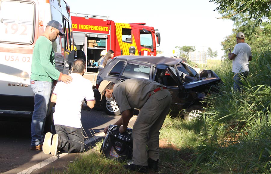 Buracos e mato continuam levando riscos para motoristas da região