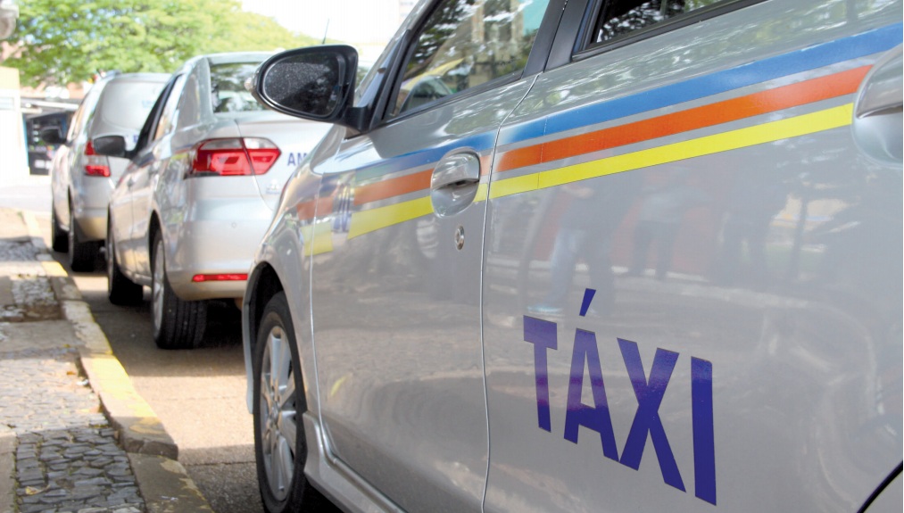 Taxistas pedem regulamentação municipal para transporte por aplicativo