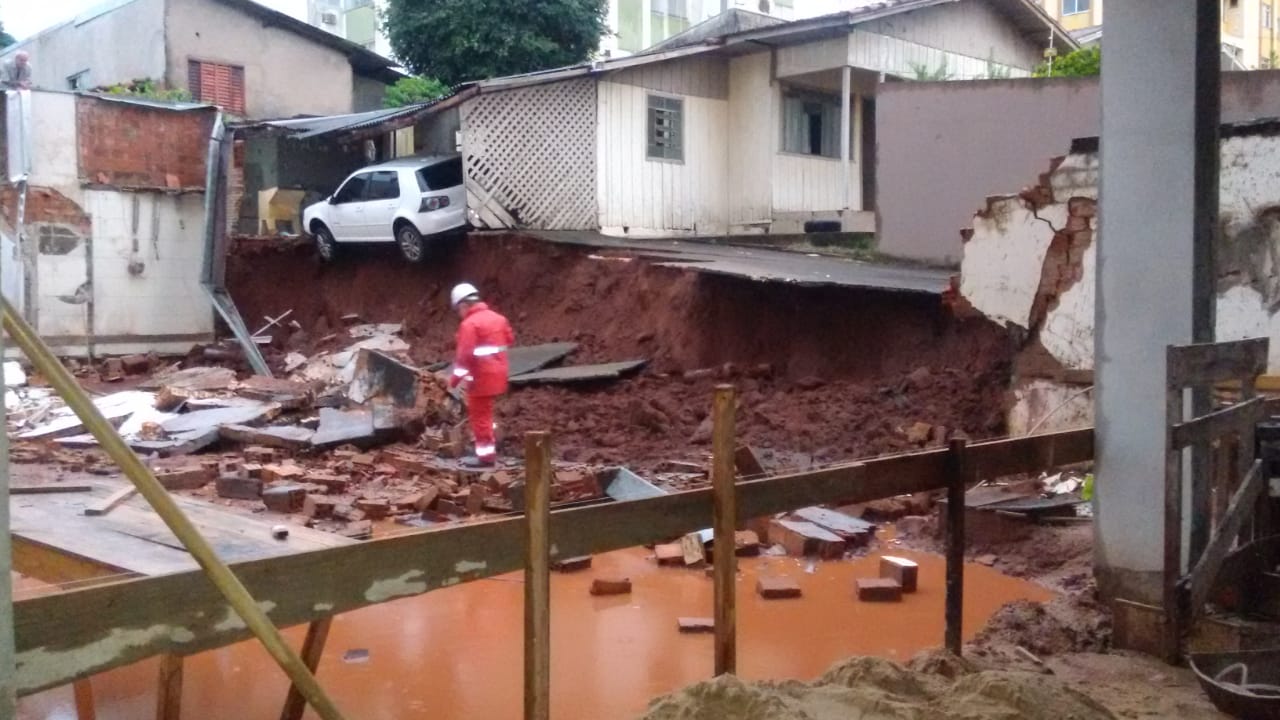 Jornal Ilustrado - Chuva deixa rastro de destruição no início da noite de quinta-feira