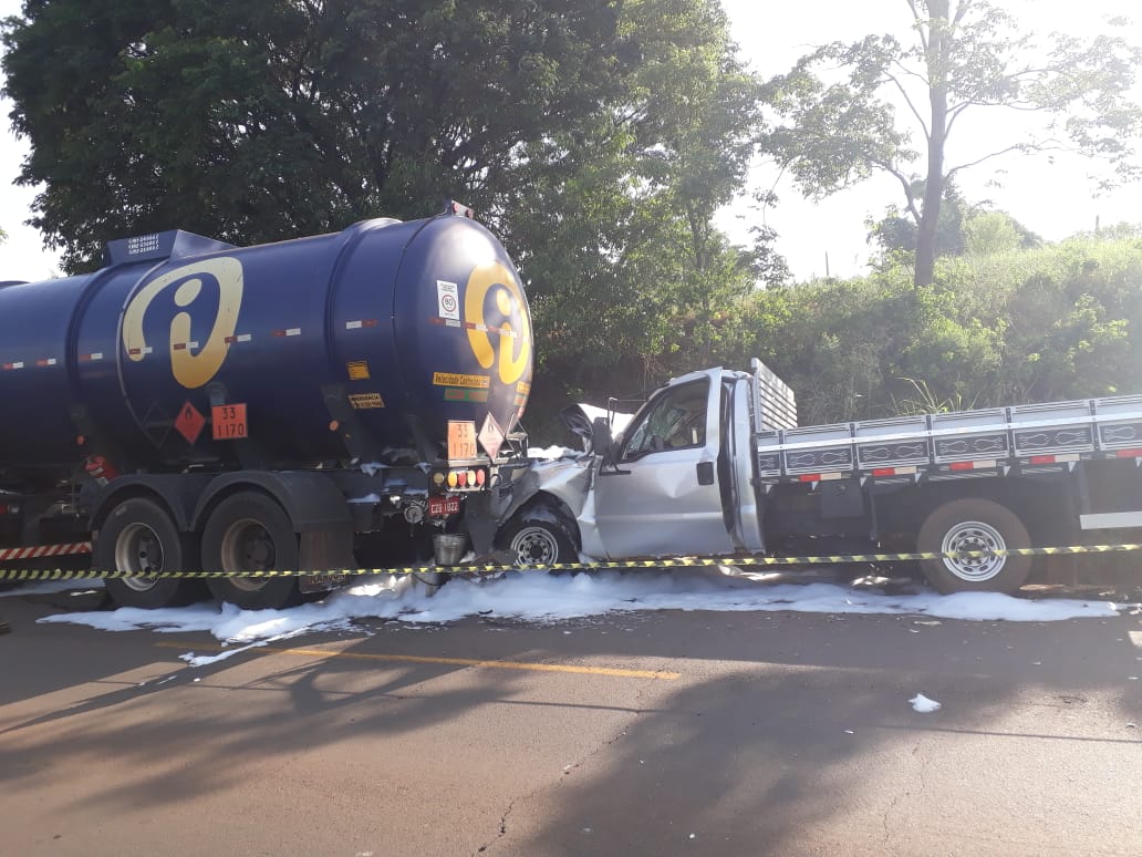 Colisão entre caminhão e caminhonete provoca derramamento de etanol e deixa um ferido
