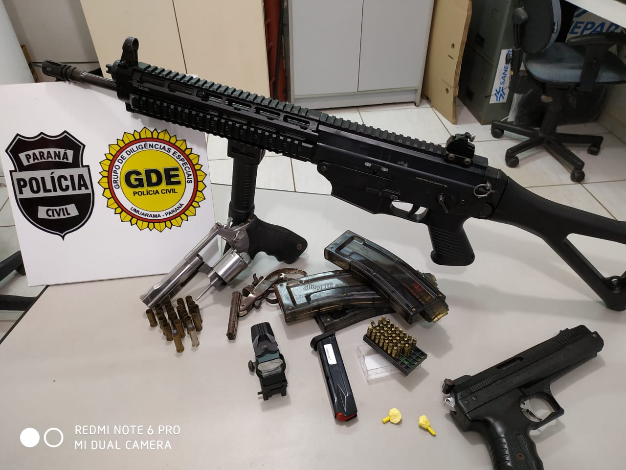 Rifle semi-automático e outras armas são apreendidas pela Polícia Civil de Umuarama