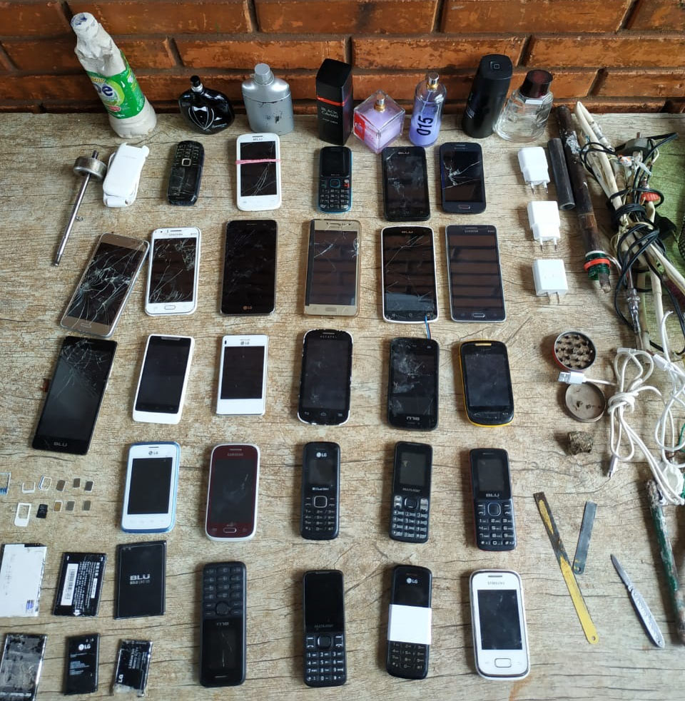 Bate grade apreende quase 30  celulares na cadeia de Goioerê