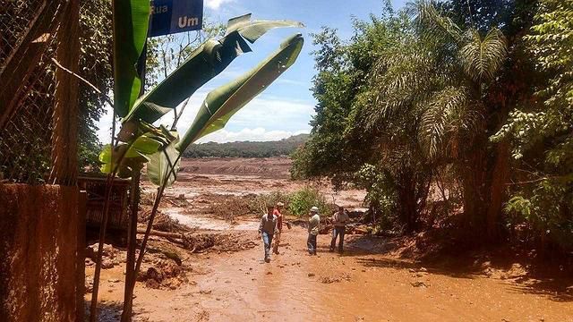 Jornal Ilustrado - Barragem se rompe e casas são atingidas em Brumadinho, Grande BH