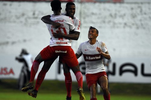 Jornal Ilustrado - Com ajuda do goleiro rival, Internacional começa o Gaúcho com vitória magra