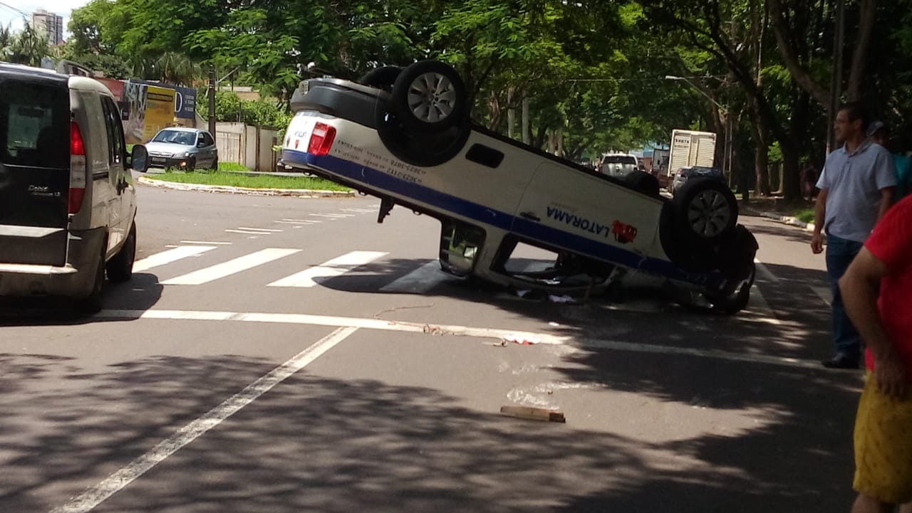 Carro capota na av. Parigot de Souza