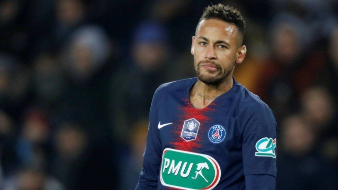 Neymar volta a Paris após exame no pé direito e criar polêmica