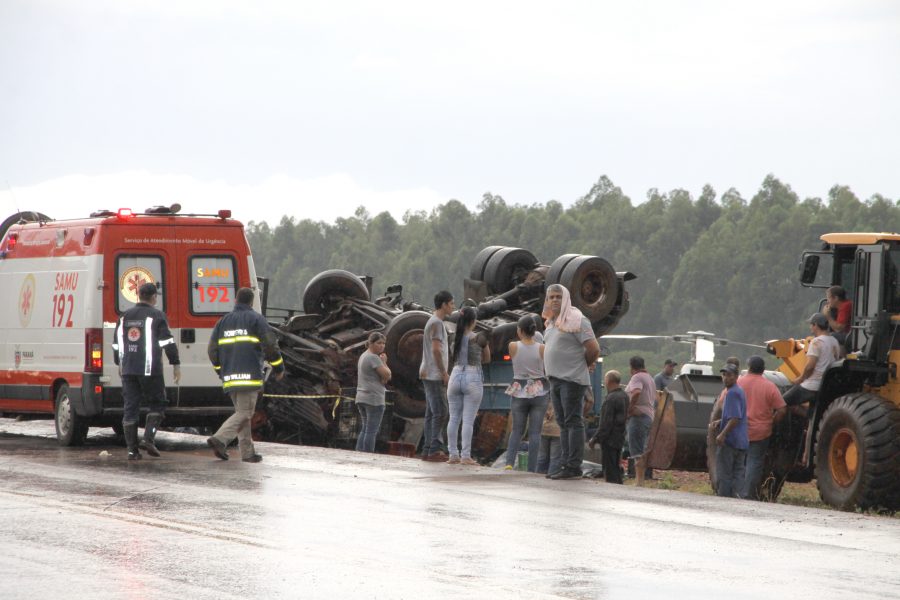 Motorista de caminhão morre, mulher e criança ficam feridas em acidente
