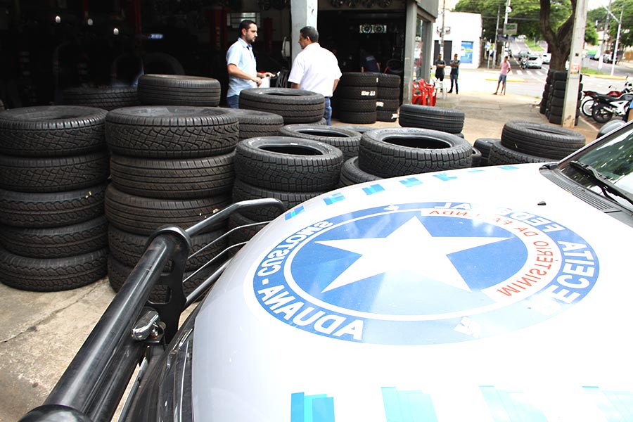 Receita Federal apreende mais de 600 pneus importados ilegalmente em lojas  de Maringá, Norte e Noroeste