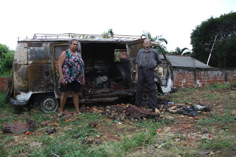 Feirante de 82 anos precisa recomeçar, após Kombi pegar fogo