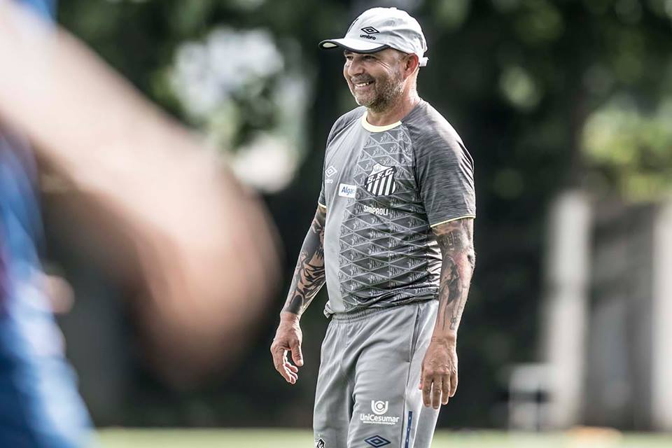 Sampaoli vê placar “difícil de explicar”, mas fala em levantar elenco