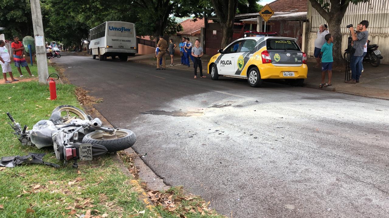 Moto bate em ônibus e pega fogo. Motociclista fica ferido